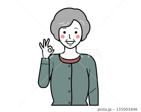 正面向き。OKサインをするカーディガンを着た高齢女性。 135003846