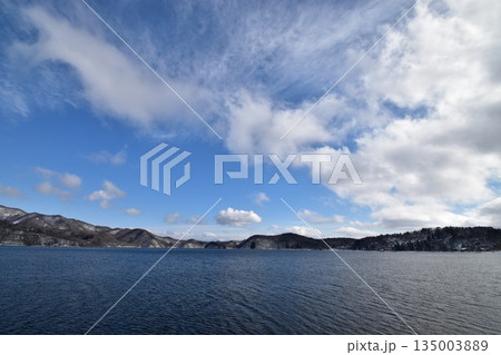 福井県の若狭湾の穏やかな海面に浮かぶ養殖筏と雲の広がる美しい空の風景 福井県の若狭湾の穏やかな海面に浮かぶ養殖筏と雲の広がる美しい空の風景 135003889