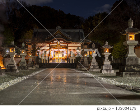 元旦 御扉が開かれた深夜の神社 元旦 御扉が開かれた深夜の神社 135004179