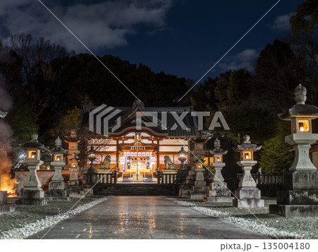 元旦 御扉が開かれた深夜の神社 元旦 御扉が開かれた深夜の神社 135004180