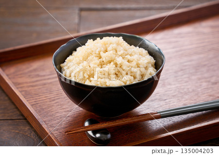 茶碗によそった玄米ご飯 茶碗によそった玄米ご飯 135004203