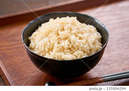 茶碗によそった玄米ご飯 茶碗によそった玄米ご飯 135004204
