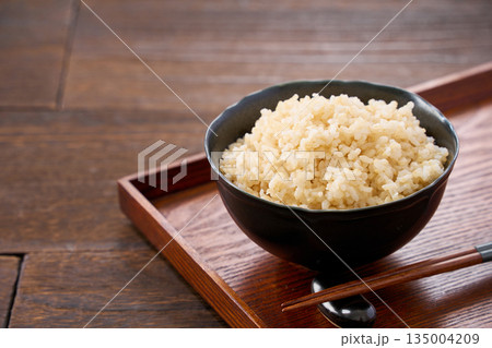 茶碗によそった玄米ご飯 135004209