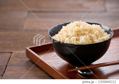 茶碗によそった玄米ご飯 135004211