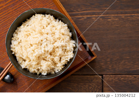 茶碗によそった玄米ご飯 135004212