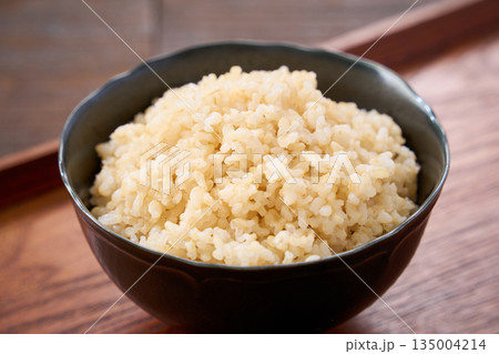 茶碗によそった玄米ご飯 135004214