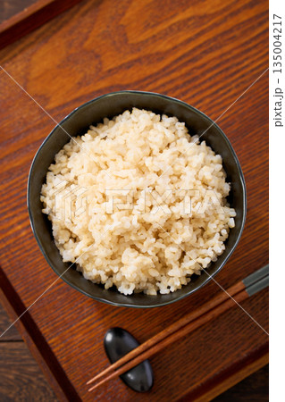 茶碗によそった玄米ご飯 135004217