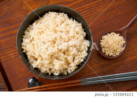 茶碗によそった玄米ご飯 135004221