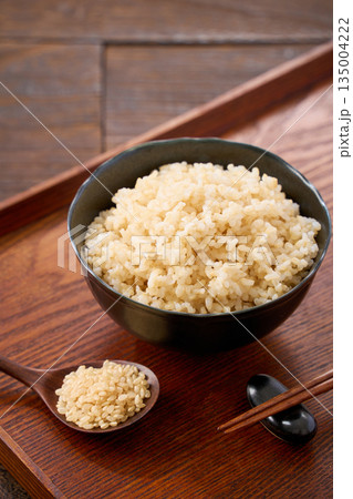 茶碗によそった玄米ご飯 茶碗によそった玄米ご飯 135004222