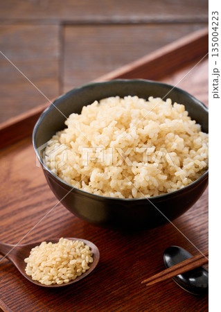 茶碗によそった玄米ご飯 135004223
