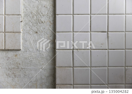 剥がれ落ちたタイルの壁 剥がれ落ちたタイルの壁 135004282