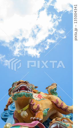 青空に吠える獅子のオブジェ 135004341