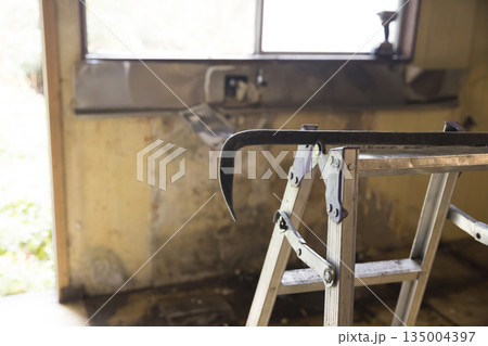 古民家のキッチンの解体イメージ　脚立の上に置かれたバール 135004397