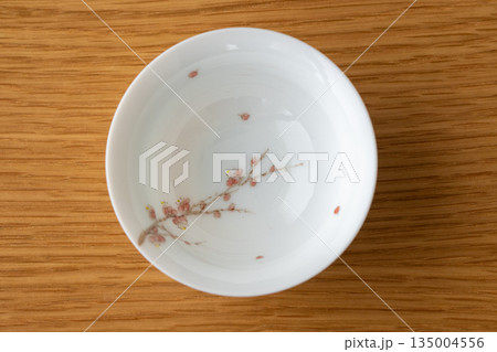 真上から俯瞰した台湾茶、中国茶用のお椀 (梅の絵柄) 真上から俯瞰した台湾茶、中国茶用のお椀 (梅の絵柄) 135004556