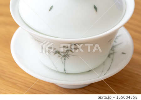 斜め上から見た台湾茶、中国茶用の蓋椀 (竹と笹の葉の絵柄) 斜め上から見た台湾茶、中国茶用の蓋椀 (竹と笹の葉の絵柄) 135004558