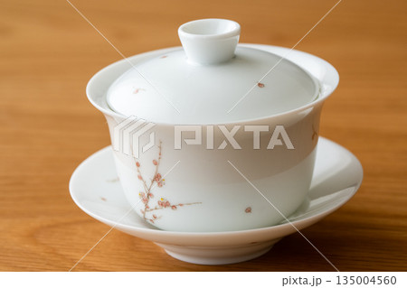 横から見た台湾茶、中国茶用の蓋椀 (梅の絵柄) 横から見た台湾茶、中国茶用の蓋椀 (梅の絵柄) 135004560