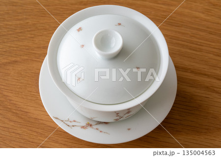 上から見た台湾茶、中国茶用の蓋椀 (梅の絵柄) 上から見た台湾茶、中国茶用の蓋椀 (梅の絵柄) 135004563