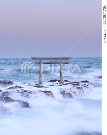 海に浮かぶ鳥居　大洗磯前神社 135004786