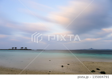 美しい海岸の夕暮れ 沖縄の風景 備瀬の浜 美しい海岸の夕暮れ 沖縄の風景 備瀬の浜 135004791