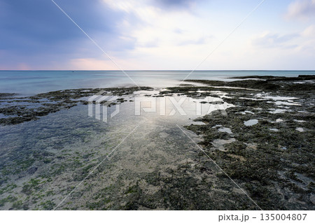 美しい海岸の夕暮れ 沖縄の風景 カナイビーチ 美しい海岸の夕暮れ 沖縄の風景 カナイビーチ 135004807