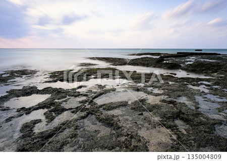 美しい海岸の夕暮れ　沖縄の風景　カナイビーチ 135004809