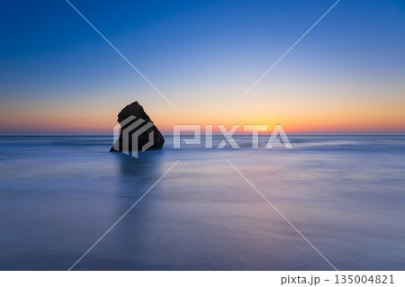 美しい海岸の夜明け 日の出の風景 美しい海岸の夜明け 日の出の風景 135004821