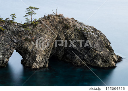 碁石海岸の穴通磯　岩手の風景 135004826