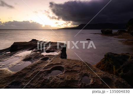 美しい海岸の夜明け 西表島の風景 美しい海岸の夜明け 西表島の風景 135004830
