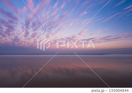 美しい海岸の夕暮れ　日没の風景 135004844