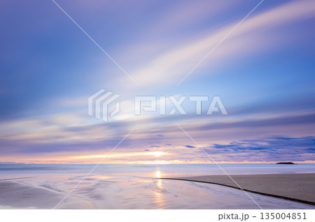 美しい海岸の夜明け 日の出の風景 美しい海岸の夜明け 日の出の風景 135004851