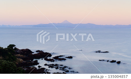夜明けの柔らかな光と開聞岳 鹿児島の風景 夜明けの柔らかな光と開聞岳 鹿児島の風景 135004857
