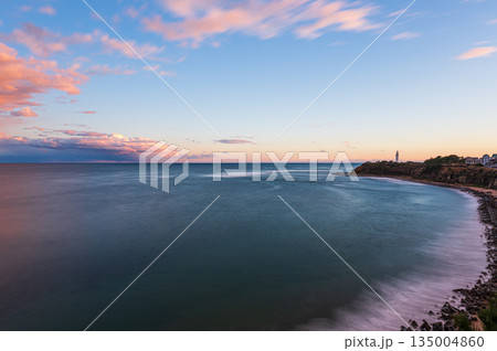 美しい海岸の夕暮れ　日没の風景 135004860