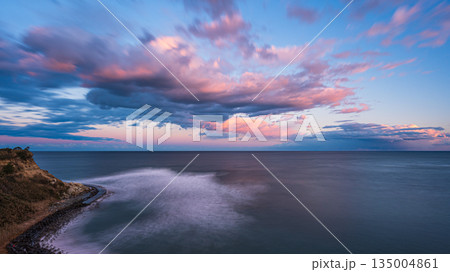 美しい海岸の夕暮れ　日没の風景 135004861