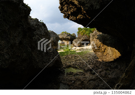 磯の海岸　沖縄の風景　ニライビーチ 135004862