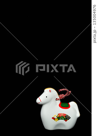 年賀素材　午年　干支の土鈴　黒バック 135004976