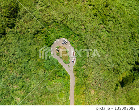 伊豆半島の先端、南伊豆ユウスゲ公園のドローン撮影。秋には貴重なユウスゲが一面に咲く。太平洋の展望。 135005088