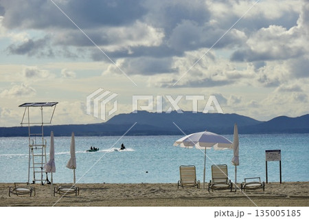 少し曇ったリゾートビーチ　沖縄県オクマプライベートビーチ 135005185