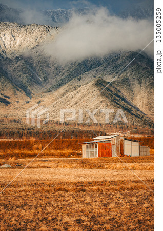 朝を迎えた安曇野【北安曇郡池田町】 135005259