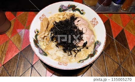 岩海苔と背脂のたっぷりのったラーメン 岩海苔と背脂のたっぷりのったラーメン 135005270