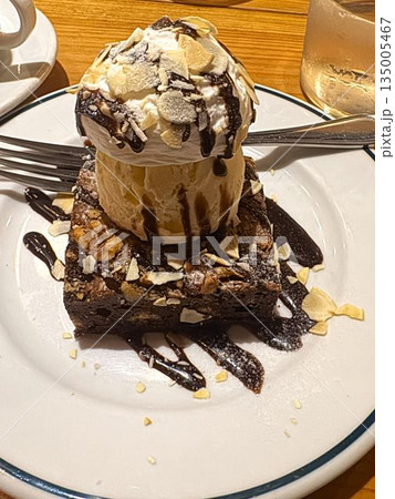 アイスクリームが乗ったチョコレートケーキ アイスクリームが乗ったチョコレートケーキ 135005467