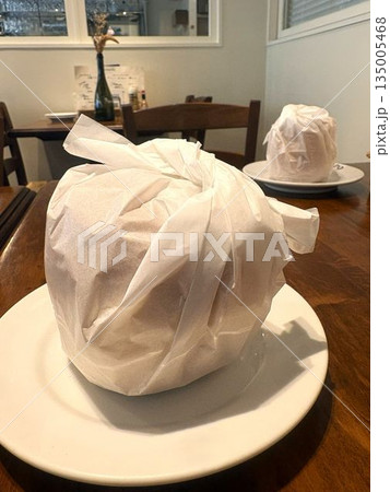 包まれた食事パン 包まれた食事パン 135005468