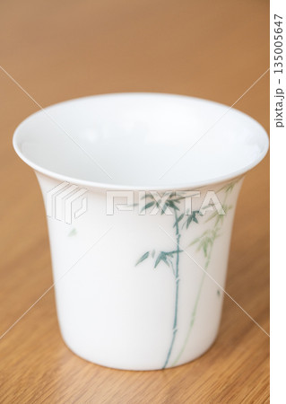 斜め上から見た工夫茶用の茶海（竹と笹の絵柄） 135005647