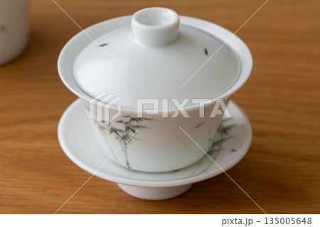 斜め上から見た台湾茶、中国茶用の蓋碗(竹と笹の絵柄) Cup and Soccer for tea 斜め上から見た台湾茶、中国茶用の蓋碗(竹と笹の絵柄) Cup and Soccer for tea 135005648