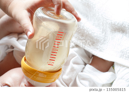 幼児が赤ちゃんのお世話をするイメージ　哺乳瓶　赤ちゃん 135005815