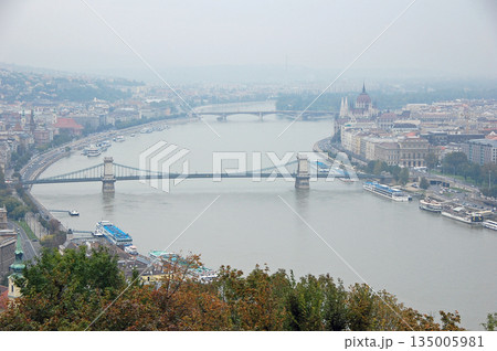 ハンガリー ゲッレールトの丘から眺めるドナウ川(曇天) ハンガリー ゲッレールトの丘から眺めるドナウ川(曇天) 135005981