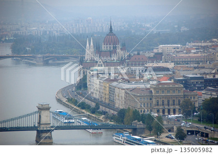 ハンガリー ゲッレールトの丘から眺めるくさり橋・国会議事堂(曇天) ハンガリー ゲッレールトの丘から眺めるくさり橋・国会議事堂(曇天) 135005982
