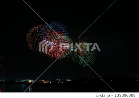 田原市の渥美半島花火大会の風景(愛知県) 田原市の渥美半島花火大会の風景(愛知県) 135006009