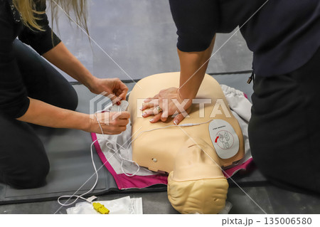 BLSD Defibrillator use course. first aid course - company safety - cardiac massage - Basic Life Support BLSD Defibrillator use course. first aid course - company safety - cardiac massage - Basic Life Support 135006580