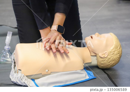 BLSD Defibrillator use course. first aid course - company safety - cardiac massage - Basic Life Support BLSD Defibrillator use course. first aid course - company safety - cardiac massage - Basic Life Support 135006589