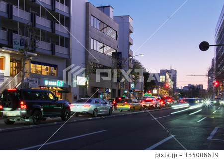 年の瀬の夕暮れの外苑西通り(広尾橋交差点付近) 都市景観(2025年12月) 年の瀬の夕暮れの外苑西通り(広尾橋交差点付近) 都市景観(2025年12月) 135006619